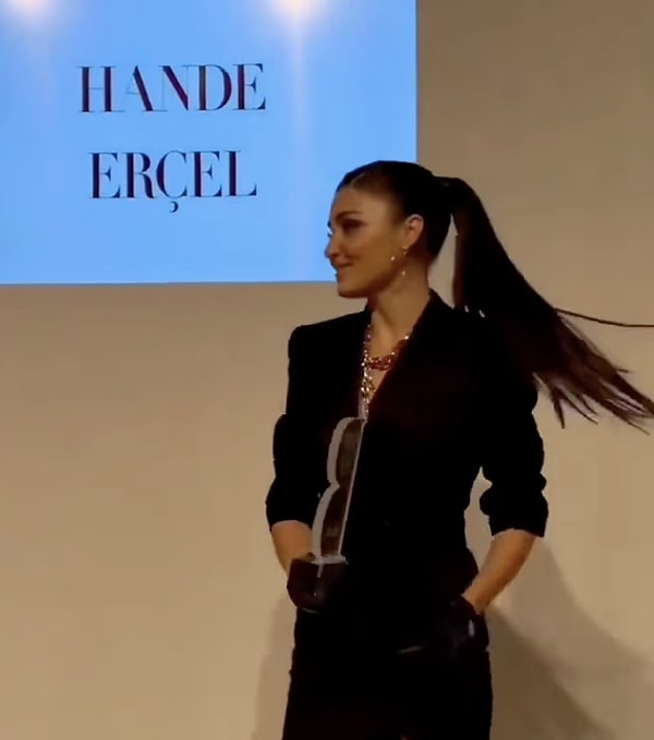 Hande Erçel bu gecede sosyal medya ve internetteki ilham verici varlığı nedeniyle verilen “Yılın Dijital Yıldızı” ödülünü Burcu Esmersoy'un elinden aldı.