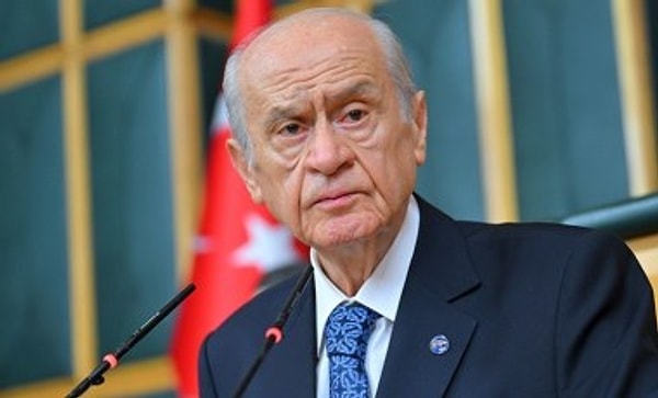 Bahçeli'ye "Cumhurbaşkanı Erdoğan ile aranızda çözüm süreci konusunda bir görüş ayrılığı var mı?" sorusu yöneltildi. Soru üzerine MHP lideri gazeteciyi herkesin içinde azarladı. Bahçeli, "Bir defa basın mensubu kardeşlerim, Türkiye’yi tahrik edici bilgilerle ayrımcılığı körükleyici davranışlardan vazgeçin. Geçemiyorsan mesleğini bırak!" ifadelerini kullandı.