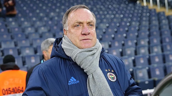 Dick Advocaat, ilk geldiğinde rüzgar gibi bir giriş yapmıştı ama işler kötü gidince Hollanda'ya gitmesi, antrenmanı yardımcılarına bırakması sorun olmaya başladı. "Sözleşmemde yazıyor" deyince oklar yönetime döndü, yönetim de çok dayanamadı ve yolları ayırdı.