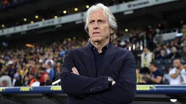 Jorge Jesus da geldiğinde rüzgar çok farklı esiyordu. Tüm kontrol ona bırakılmış, oynattığı futbol beğeniliyor, basında "gerçek" Jesus'la bile kıyaslanarak köşe yazılarına konu oluyordu. "Bu ligin sportif gerçekliği yok" diyerek ligimizde iz bıraktı ve yollar onunla da ayrıldı.