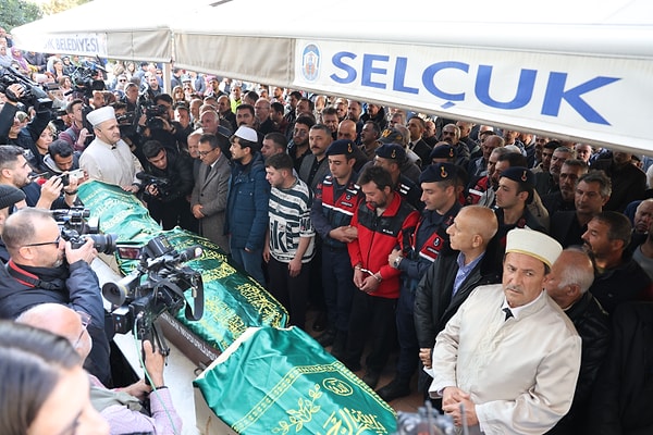 Kardeşlerin cenazesi, gözyaşları içerisinde Acarlar Mahalle Mezarlığına defnedildi.