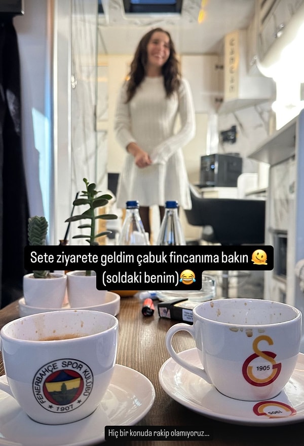 Sancaktutan'ı sette ziyarete giden Kubilay Aka yaptığı paylaşımla yine tüm odağı çiftimize çevirdi! Üzerinde tuttukları takımların amblemleri bulunan kahve fincanlarıyla kahve keyfi yapan aşıklar Aka'nın düştüğü "Hiçbir konuda rakip olamıyoruz" notuyla yine olay oldu...