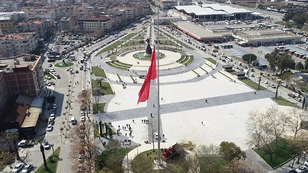 Halk TV’de yer alan habere göre; Manisa Salihli'de yer alan Devlet Bahçeli Meydanı'nın isminin Atatürk Meydanı olarak değiştirilmesi için Manisa Büyükşehir Belediyesi Meclisine önerge verildi. Verilen önerge sonrası MHP ve AKP grupları meclisi terk etti.