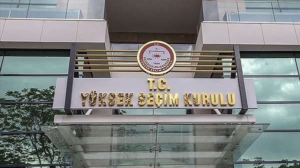 Yüksek Seçim Kurulu (YSK) Başkanı Ahmet Yener’in ABD seçimleri sırasında yaptığı paylaşım elektronik ortamda oy verme işlemi tartışmalarını beraberinde getirmişti. YSK’nın, önümüzde seçimlerde elektronik ortamda oy verme işlemini yürürlüğe alacağı iddia ediliyordu. YSK’dan yapılan açıklamalarda, yurt içinde kullanılan oylar için herhangi bir çalışma olmadığı duyuruldu. YSK, yurt dışında kullanılan oylar için elektronik ortamda oy verme çalışması yapıyormuş.