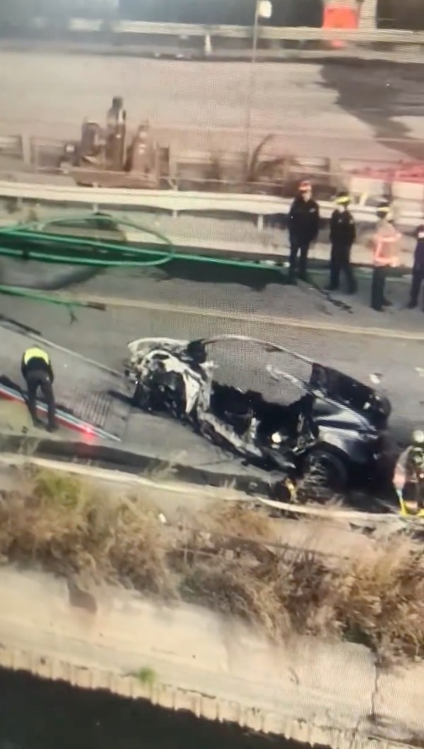 Kanada 'nın Toronto şehrinde meydana gelen kazada, Tesla marka araç, yüksek hızla bariyerlere çarptı. O esnada Tesla, kapılarını otomatik olarak kilitledi.