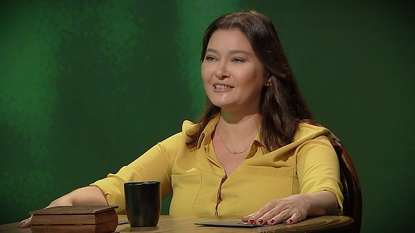 Yeşilçay, “Sıkışık ve her şeyin üstüme geldiği zamanlarda komedi programları izliyorum. Gülmeye çok ihtiyacımız var. Kabarelerin çıktığı dönem 2. Dünya Savaşı’ydı mesela, bu sıkıntılı dönemler gerçekten insanların en çok gülmeye ihtiyacı olan dönemlerdir,” dedi.