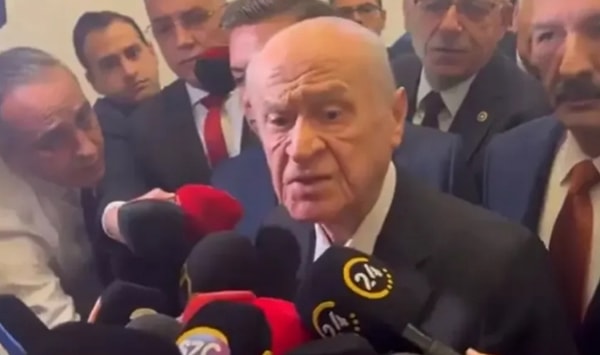 Bahçeli de dün partisinin grup toplantısından çıkarken kendisine yöneltilen "Cumhurbaşkanı Erdoğan'la aranızda görüş ayrılığı var mı?" sorusuna sert tepki göstermiş, "Basın mensubu kardeşlerim Türkiye'yi tahrik edici, yanlış bilgilerle ayrımcılığı körükleyici davranışlardan vazgeçsin. Geçemiyorsan mesleği bırak" demişti.