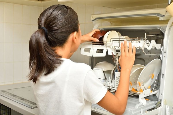 Bunun nedeni Japon evlerinin küçük boyutları ve sınırlı mutfak alanı değil; aslında daha çok yemek pişirme alışkanlıklarından kaynaklanıyor. Mini bulaşık makineleri kullanmalarının sebebi ise büyük bulaşık makinelerine duyulan ihtiyaçsızlık. Çok fazla bulaşık çıkaran yemekler yenmediği için mini makineler yeterli oluyor.