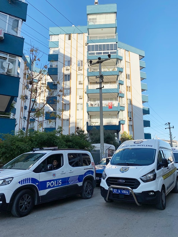 Güzeloba Mahallesi'nde yeni taşındıkları binanın 8’inci katında oturan İran uyruklu 3 kardeşten haber alamayan yakınları, bugün saat 15.00 sıralarında polise ihbarda bulundu.