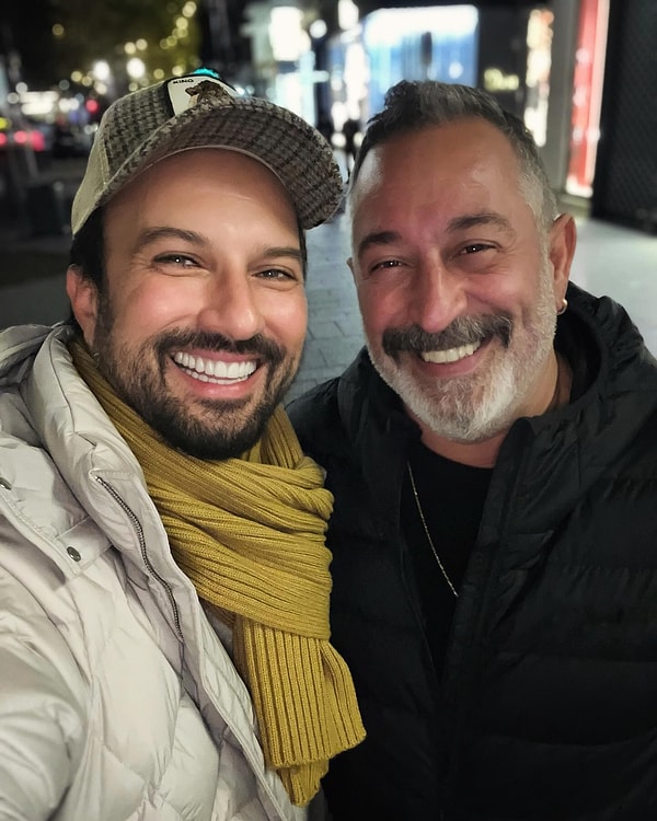 İstanbul'a gelir gelmez soluğu Cem Yılmaz'ın yanında alan Tarkan, beraber pozlarını;