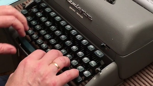 Daktilo tasarımı zamanla gelişti ve Remington firması sayesinde seri üretime geçildi. Modern klavyelerin düzeni, IBM’in bilgisayarlar için geliştirdiği yeni tasarımla birlikte günümüz klavyesine evrildi.