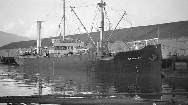 SS Baychimo, aslında sıradan bir ticaret gemisiydi ve sahip olduğu şirket tarafından Alaska kıyılarında mal taşımacılığı yapıyordu. Ancak 1931 yılında, kış fırtınaları nedeniyle gemi Alaska açıklarında sıkışıp kaldı.