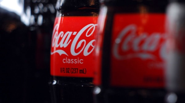 San Cristobal’deki Coca-Cola fabrikası, yerel su kaynaklarından günde milyonlarca litre su pompalıyor. Şehirde temiz içme suyu bulunamazken fabrika, halkın günlük su ihtiyacının kat kat fazlasını yer altı sularından çekerek kola üretiminde kullanıyor.