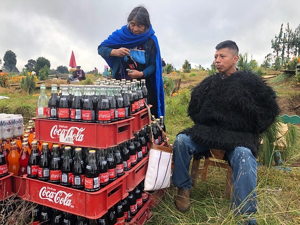 Coca-Cola, bu bölgede sadece bir içecek değil, adeta kültürel bir varlık olarak kabul ediliyor.