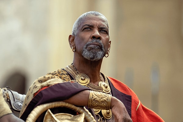 Gayety'de yer alan habere göre filmde güce ve hırsa sahip acımasız Romalı bir komisyoncu olan Macrinus'u canlandıran Denzel Washington'ın bir erkekle öpüşme sahnesini filmden çıkardılar.