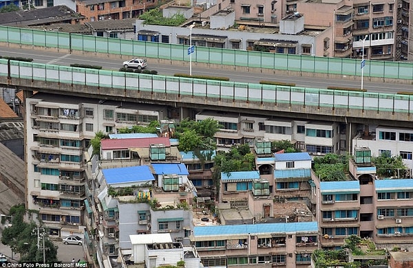 1. Çin’de apartmanların üzerine yapılan otoyol.