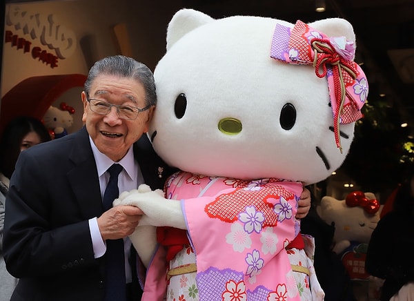 Hello Kitty, Pekomen ve Mickey Mouse karakterlerinden sonra, dünyanın en yüksek hasılat elde eden karakteri oldu. Japon İmprator ve İmpratoriçesi'nin İngiltere'ye yaptıkları ziyarette Kral Charles, Hello Kitty'nin doğum gününü kutladı.