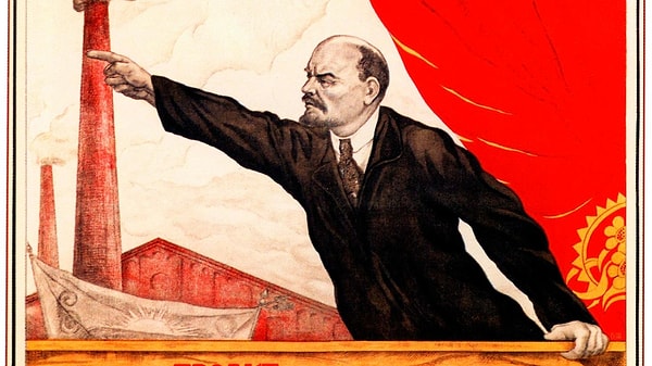 Balıkçı teknesine bağladığı heykeli kıyıya çıkardı. Bu heykel Sovyetler Birliği’nin kurucusu Vladimir Lenin’di.