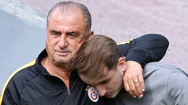 Kariyerinin en iyi sezonunu yaşayan Kerem Aktürkoğlu, Fatih Terim'e imzalı Benfica formasını hediye etti. Formada yazan ''Çok değerli Fatih Hocam'a saygılarımla'' notu ve Kerem Aktürkoğlu'nun imzası göze çarptı.