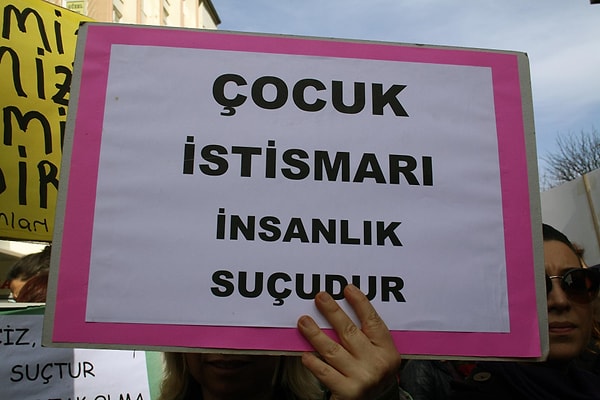 2021 yılında geçirdiği bademcik ameliyatı öncesinde yapılan rutin HIV testinin negatif sonuçlandığı öğrenilen çocuğun babası tarafından istismar edildiğine ilişkin iddialar da gündem olmuştu.