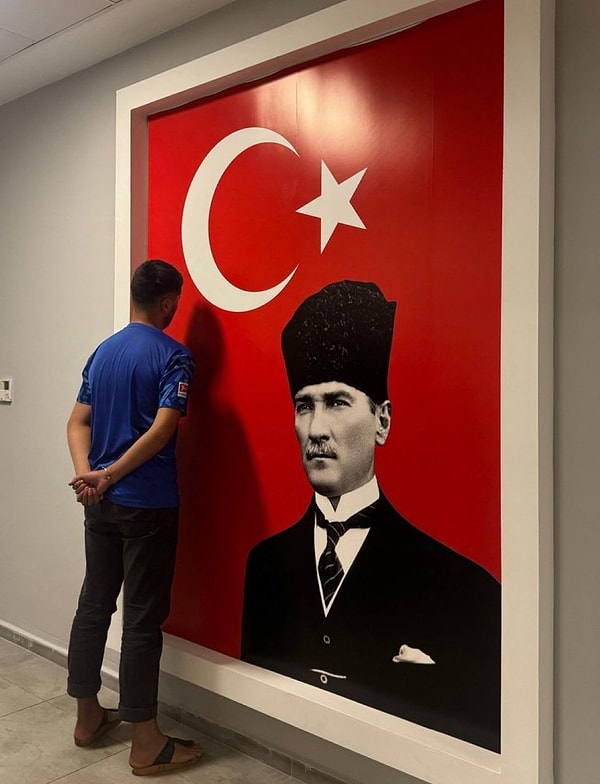 Atatürk görseli üzerine basan kişinin yabancı uyruklu A.A. olduğunu belirleyen emniyet güçleri, şüpheliyi aynı gün yakalayıp gözaltına aldı. İşlemlerinin ardından adliyeye sevk edilen A.A., tutuklandı.