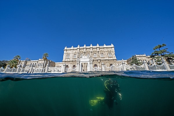 Görüntülerde, İstanbul'un kültürel mirası arasında yer alan Boğaz kenarındaki Dolmabahçe Sarayı ve Ortaköy'deki Büyük Mecidiye Camisi gibi yapıların mavi sulara yansıması yer alıyor.