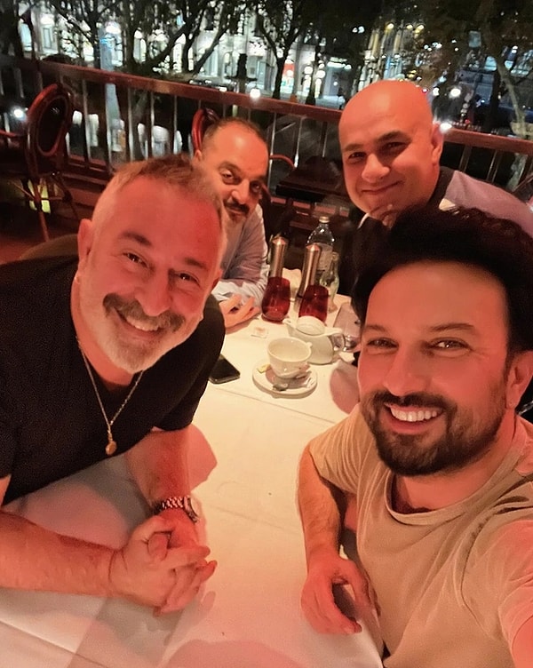 İstanbul'a gelince soluğu Cem Yılmaz'ın yanında alan Tarkan geceden kalma pozlarını "Birbirimize iyi geldik" notuyla paylaşmıştı fakat asıl dikkat çeken detay ikisinin de yüzünde bariz belli olan Seda Sayan efektiydi.