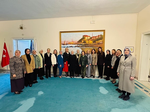 AK Parti İstanbul Milletvekili olan Rümeysa Kadak’ın, ünlü Oxford Üniversitesi’nden mezun olmasını Twitter’dan kutlayan Şebnem Bursalı’ya, bazı AK Partili isimler tepki gösterdi.