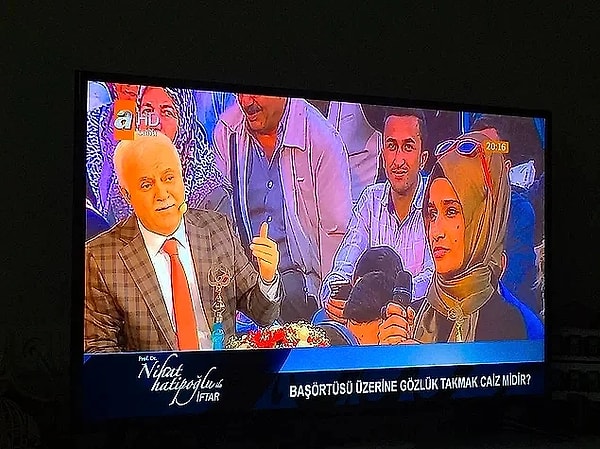 6. Türk televizyonlarında bugüne kadar birbirinden dumur eden anlar yaşandı. Canlı yayındaki skandallardan tutun da ekran başındaki seyirci bile soru ve görüşleriyle bir şekilde gündem oldu. Peki, Türk televizyonlarında bugüne kadar sorulmuş en dumur eden sorular neler? Eğer merak ediyorsanız, bu derleme tam size göre!