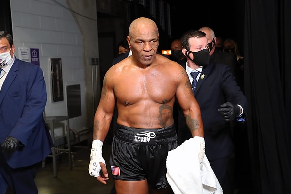 Eski ağır sıklet şampiyonu ve boks efsanesi Mike Tyson, 2005 yılında kariyerine son verdi. 15 yıl aradan sonra son kez 2020 yılında ringe çıkan Tyson, tarihinde 56 maçtan 50'sini kazandı.