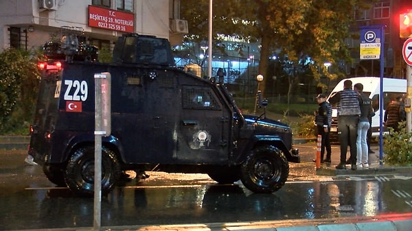 Olay, saat 00.15 sıralarında Levent Talatpaşa Caddesi’ndeki İsrail Başkonsolosluğu çevresinde meydana geldi. Edinilen bilgiye göre, kimliği henüz öğrenilemeyen kişi, yanında getirdiği pompalı tüfekle havaya 5-6 el ateş açtı.