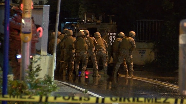 Şüphelinin elindeki pompalı tüfeği bırakmayarak polislere direnmesi üzerine adrese özel harekat polisleri sevk edildi. Özel harekat polisleri, çevrede alınan yoğun güvenlik önleminin ardından operasyon düzenledi. Ekipler havaya ateş açarak bir kez daha 'teslim ol' çağırısında bulundu.