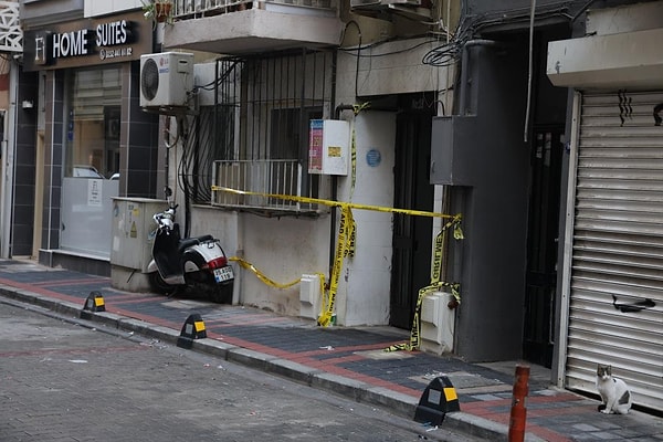 Konak ilçesi Kahramanlar Mahallesi’nde, 12 Kasım Salı günü bir binanın 3. katında tahta kuruları nedeniyle ilaçlama yapıldı.