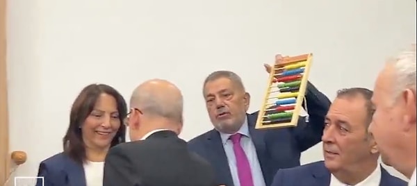 Görüşmelerin başlangıcındaki selamlaşma kısmında CHP Rize Milletvekili Tahsin Ocaklı, Şimşek’e “TÜİK hesap yapmayı bilmiyor sanırım, hesap öğretmek için abaküs verelim” diyerek abaküsle karşıladı.