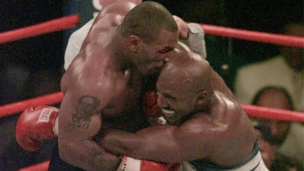 Tyson'ın bir diğer ünlü skandalı ise Evander Holyfield maçıydı. 1997 yılında Evander Holyfield ile karşılaştığı maçta rakibinin kulağını ısırmış ve o anlar yıllarca hafızalardan silinmemişti.