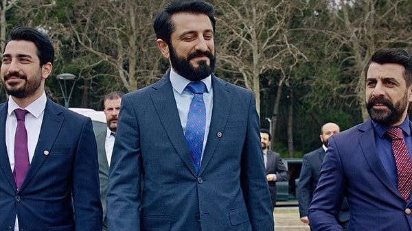 'İllegal Hayatlar: Meclis', Mahsun, Şahin ve Mehmet'in kurduğu LMKP adlı siyasi partinin yanlışlıkla meclise girmesini ve ardından yaşanan trajikomik olayları konu alıyor.