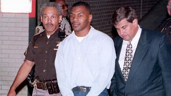 Tyson, sadece başarılarıyla değil aynı zamanda skandallarıyla da ünlü bir boksördü. 90'lı yıllarda cinsel istismar suçlamasıyla 3 yıl hapis cezası aldı ve bu suçtan girdiği hapishanede Müslüman olarak Malik Abdülaziz ismini aldı.