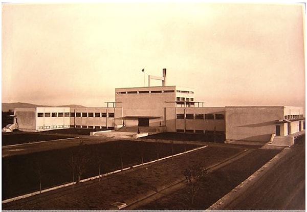 Görsele dikkatlice bakın bu fotoğrafaki fabrika bir likör fabrikası. Cumhuriyet’in simgelerinden biri olarak kabul edilen likör İstanbul Mecidiyeköy'deki bir fabrikada üretilmeye başlanmış ve yavaş yavaş evlerde bayram sofralarının vazgeçilmezi olmuştu.