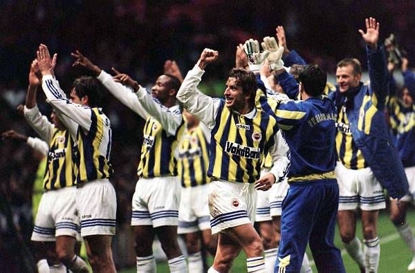 İlker Yağcıoğlu, 90'lar Fenerbahçe'sinde Hogh ve Uche'nin yanına adı yazılıyordu. İstikrarı ve sürpriz çıkışlarıyla hep akıllarda kalmıştı ancak milli takımda o da aradığını bulamayanlardan. İlker Yağcıoğlu sadece 10 kez milli oldu.