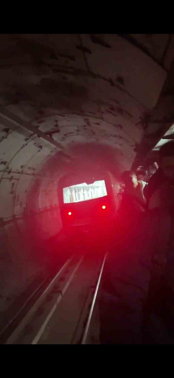 Edinilen bilgiye göre, Üsküdar'dan Samandıra'ya seyir halinde olan metro, Bulgurlu durağında yolcuları indirdikten sonra, Ümraniye-Çarşı-Yamanevler-Çakmak ve Ihlamurkuyu duraklarında durmadan seyrine devam etti.