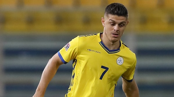 Milot Rashica, Arnavutluk milli takımında forma giydi ancak bugünlerde ülkesi Kosova için mücadele ediyor. Kosova, yeni kurulan, bağımsız olan bir ülke olarak birçok oyuncusu bu haktan faydalanabildi. Hatta bir dönem Necip Uysal'a bile kökenleri gereği teklif yapmışlardı.