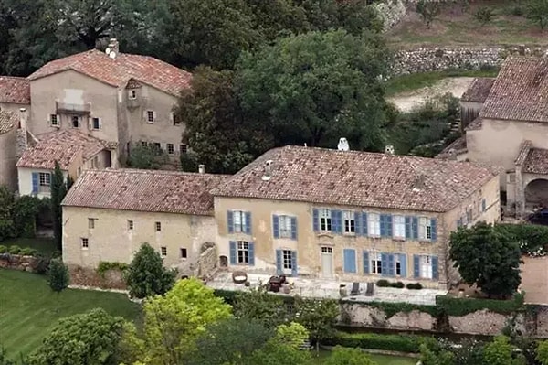 Bahsi geçen bu şato ise Pitt'in radar ekipmanı satın alarak, şatosunun bahçesinde bir yıl hazine aradığı ve takıntı haline getirdiğini itiraf ettiği Chateau Miraval arazisinde bulunan Miraval Şatosu👇