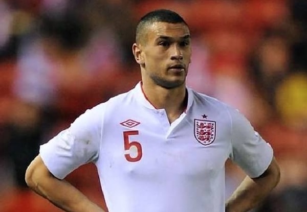 Bugünlerde Ankara Keçiörengücü forması giyen Steven Caulker'ın milli kariyeri de İngiltere'de başladı. Milli takım daveti alamadığı günlerde ise Sierra Leone'i seçti.