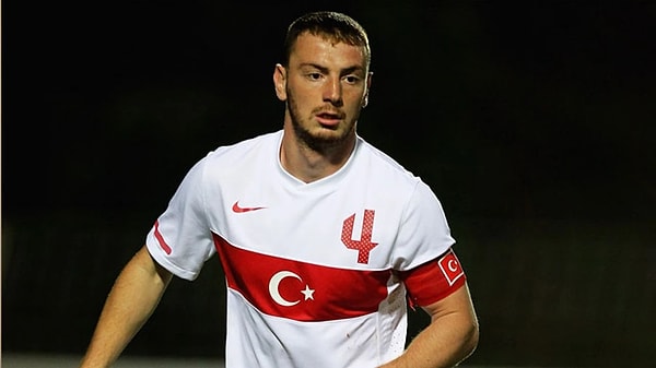 İdolü Memati olan stoper Aykut Demir... Sonrasında imajıyla da dikkat çekecek ama Gençlerbirliği'ndeki yükselişi ve Trabzonspor'a geldiği bonservis potansiyel vaat ediyordu. Bunun ötesinde alt yaş kategorilerinde pek çok kez milli olmuştu. Belarus'la oynanan hazırlık maçıyla tek seferde milli kariyerini noktaladı.