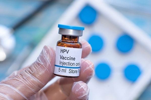 Erken yaşta yapılan HPV aşılarına dikkat çeken Prof. Dr. Karatay, “Sünnetli ülkelerde HPV olmaz” dedi. Prof. Dr. Karatay, kadınları da evde kullanılan temizlik ürünleri konusunda da uyardı.