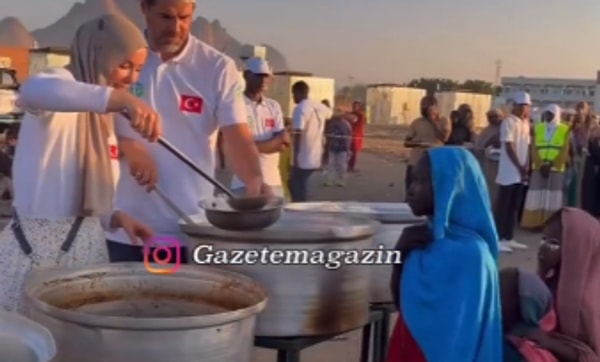 Bugünlerde yardım için Sudan'da bulunan ünlü çift, ihtiyaç sahiplerine elleriyle yemek dağıttı. O anlar, sosyal medyada beğeniyle karşılandı.👇