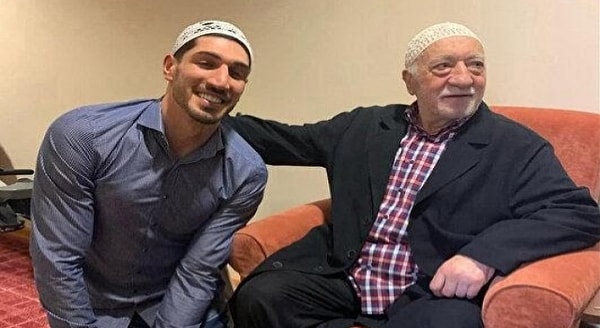 Trump, 10 sporcunun davet edildiği bir gece düzenledi. Davet edilenler arasında terörist Fethullah Gülen'in "manevi oğlum" dediği FETÖ'cü Enes Kanter de vardı.