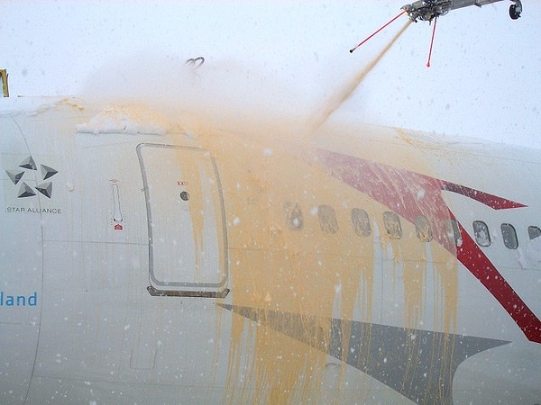 De-icing işleminin ilk aşamasında kullanılan turuncu sıvı, glikol ve su karışımından oluşur. Bu sıvı ısıtılarak yüksek basınçla uçağa püskürtülür ve biriken buzu hızla eritir.