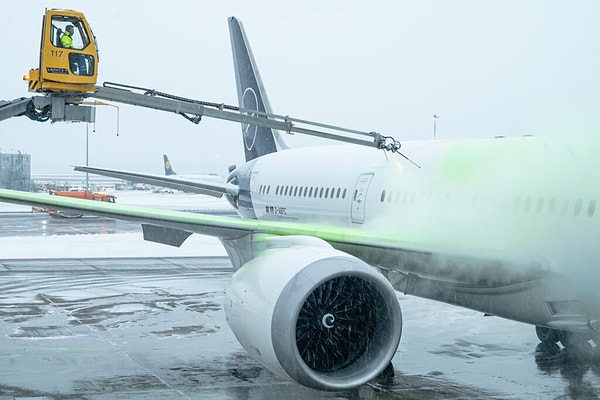 De-icing ve anti-icing işlemleri arasında "holdover time" adı verilen bir süre bulunur. Uçağın, sıvılar uygulandıktan sonra güvenli şekilde kalkış yapması için geçen süreyi ifade eder.