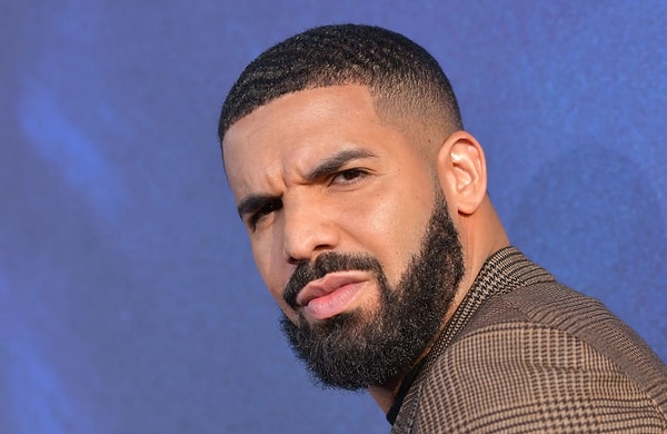 Drake, Mike Tyson’ın tarihi karşılaşmada galip geleceğini düşünerek efsanevi isme 355 bin dolar bahis oynadı. Ancak kaybettiği bahislerle tanınan Drake, geleneği bozmadı ve bir kez daha adeta çakıldı!